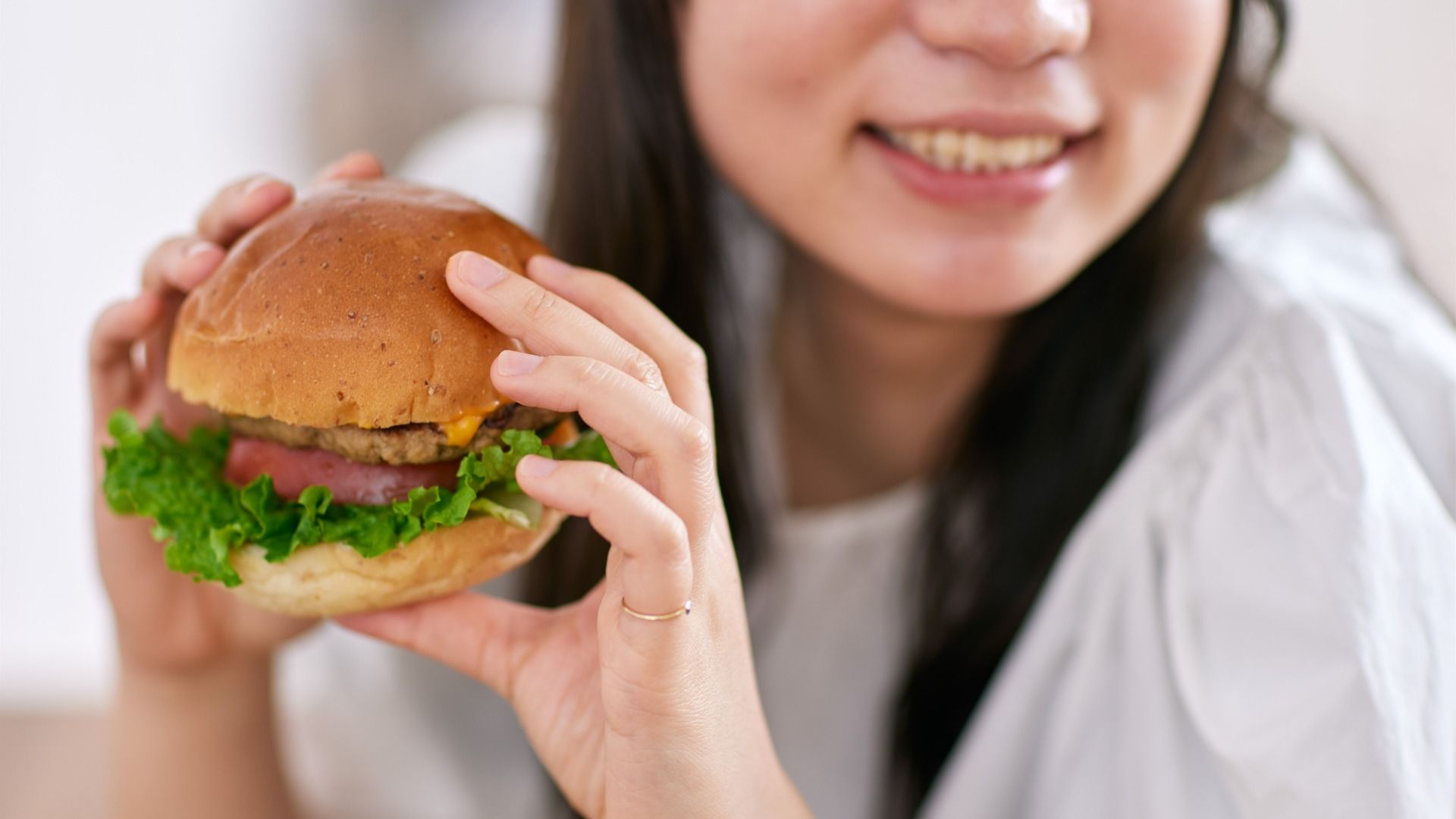 マクドナルドのハンバーガーを食べ続けて、健康やダイエットを成功させることは可能か？