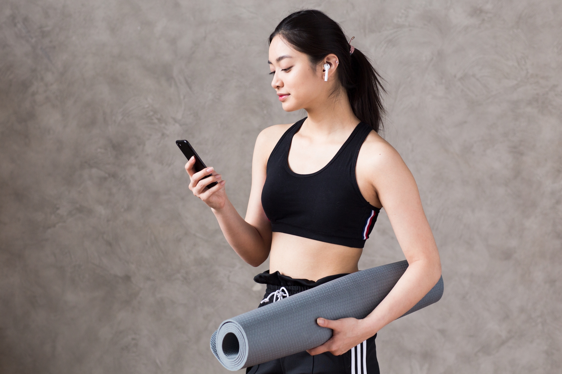 女性がダイエット中に行うべき筋トレの種目にはどのようなものがありますか？