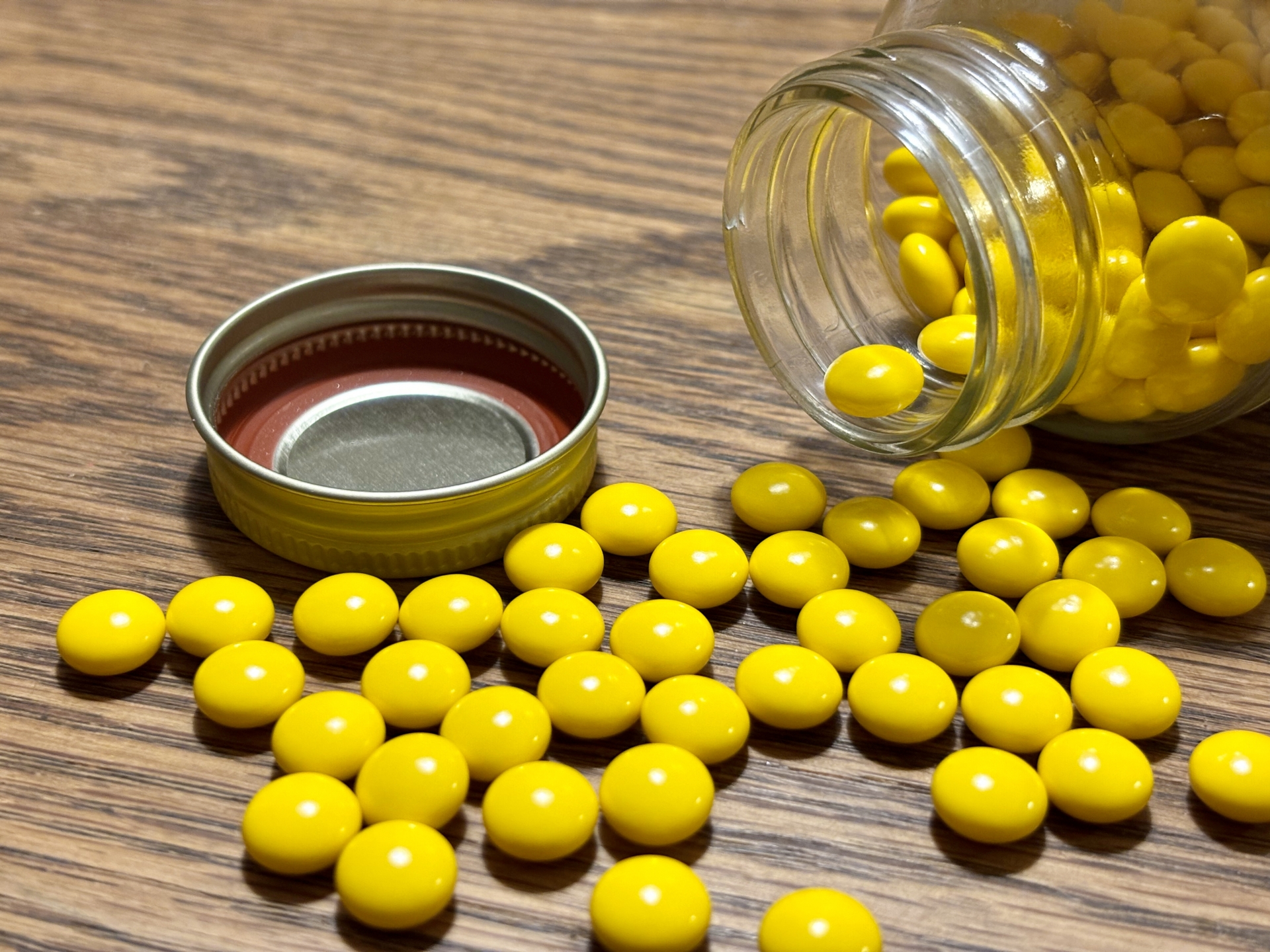 ビタミン剤を飲むとおしっこが黄色くなるのはなぜ？その原因とメカニズム